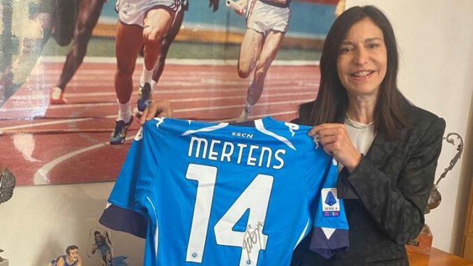 Manuela Olivieri Mennea con maglia autografata da Dries Mertens