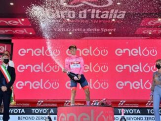 Premiazione maglia rosa della tappa a Napoli dell'edizione 2022