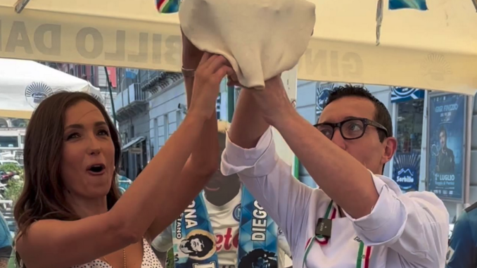Caterina Balivo paga la scommessa e fa la pizza in piazza per la vittoria del Napoli